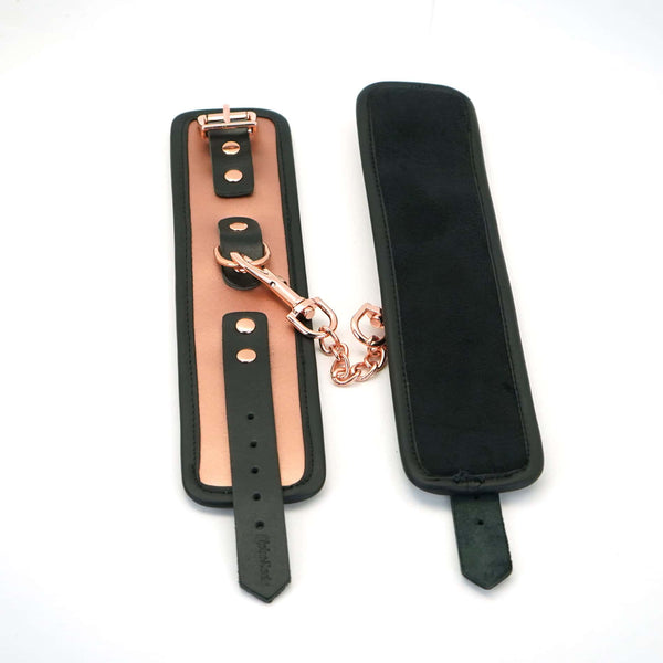 Menottes Poignets en Cuir de vache Rose Gold et Détails et Chaine en métal Rose Gold et doublure en fausse fourrure ultra douce