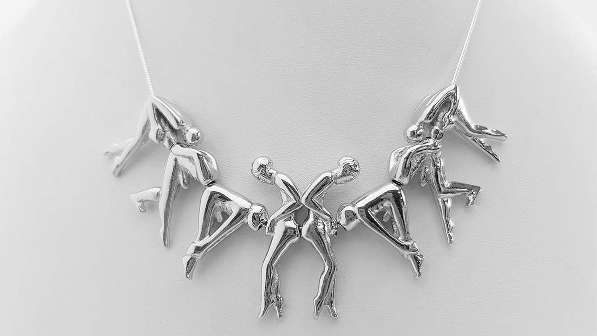 Collier Rosebuds en argent composé de différentes personnes reliés les uns aux autres. Il y a trois personnes de chaque côtés et deux personnes au centre.
