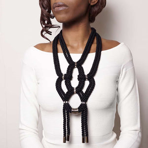 Collier sautoir noir en corde nouée shibari et détails en métal sans nickel Figure of A chez Brigade Mondaine