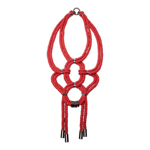 Collier sautoir rouge en corde nouée shibari et détails en métal sans nickel Figure of A chez Brigade Mondaine