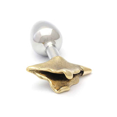 Ceci est un plug composé en partie d’un bout en argent de forme conique et d’une autre partie en bronze avec des lèvres.