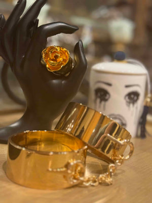 menottes bracelets dorées posées sur un meuble en bois