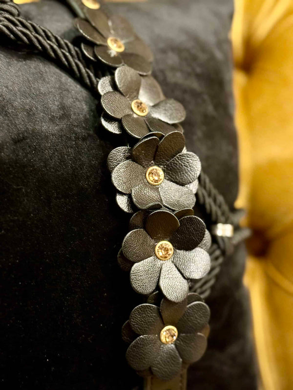 Collier en cuir noir au design fleur