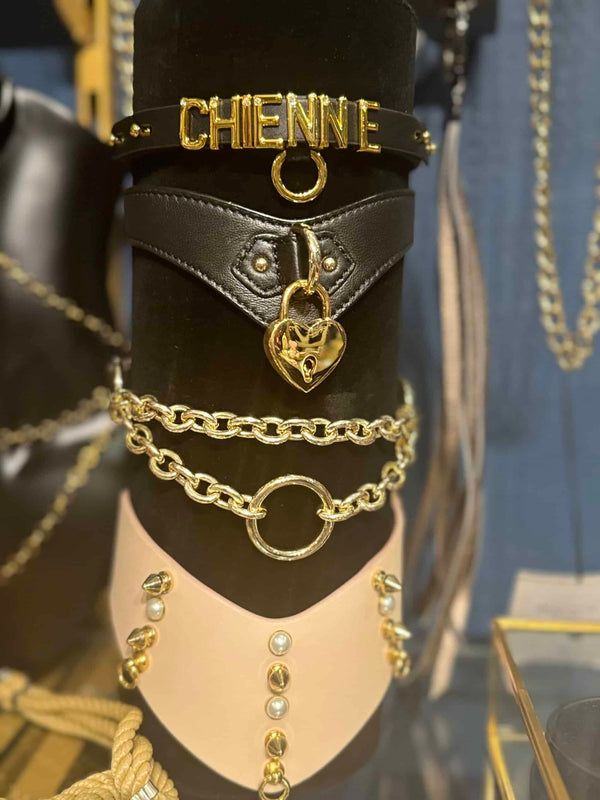 Showroom de lingerie de créateur et accessoires BDSM avec différents colliers