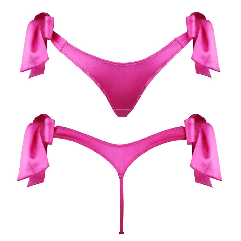Culotte en soie rose Electra de la marque Kaimin. La culotte est simple mais échancrée sur le devant et en forme de tanga à l’arrière. Deux gros noeuds ornementent le produit sur les hanches.