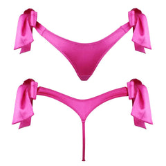 Culotte en soie rose Electra de la marque Kaimin. La culotte est simple mais échancrée sur le devant et en forme de tanga à l’arrière. Deux gros noeuds ornementent le produit sur les hanches.