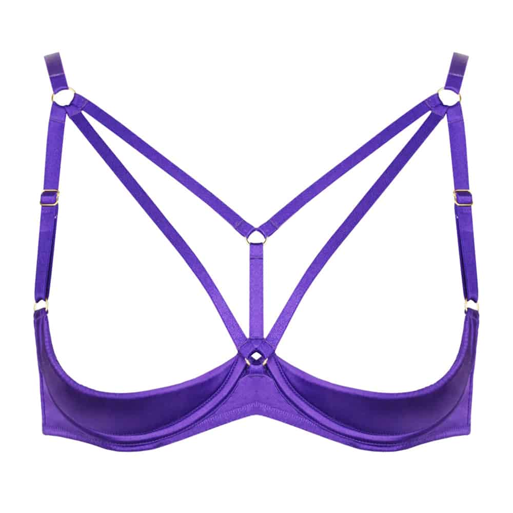 Soutien Gorge ouvert en soie violet de la marque Kaimin. Le soutien gorge ne contient qu’une coque couvrant le bas du sein. Un anneau placé entre les seins permet de tenir deux élastiques placé sur le sein jusqu’au épaules. A l’arrière le soutien gorge est simple et s’agraphe