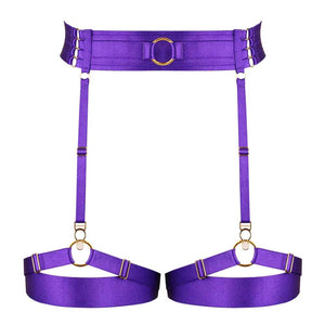 Porte Jarretelles Electra Violet de la marque Kaimin. Ces porte jarretelles ont une forme simple et se singularisent par leur couleur violet excentrique. La ceinture est composé d’un élastique large sur le devant avec un anneau central et sur les hanches se développent quatre petits élastiques qui s’accrochent un à un au dos par de petits crochets dorés. Les Jarretières sont placés en élastiques doubles croisés sur le devant puis qu’âtres petits élastiques.