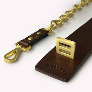 Un match parfait pour les manchettes Whisper Chocolat Or, le collier Cherish embrasse votre cou, puis vous enferme avec une boucle dans une finition dorée.