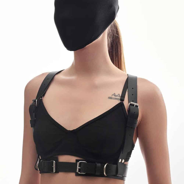 Harnais pour Poitrine en cuir noir italien véritable sangle réglable avec anneaux et détails ferrures italien avec attaches pour menottes