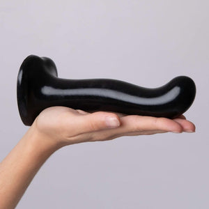 Dildo Point P&G de Strap-On-Me en silicone noir, avec courbure ergonomique pour stimuler le Point G et le Point P. Ventouse puissante pour une fixation sur surface plane et une utilisation mains libres.
