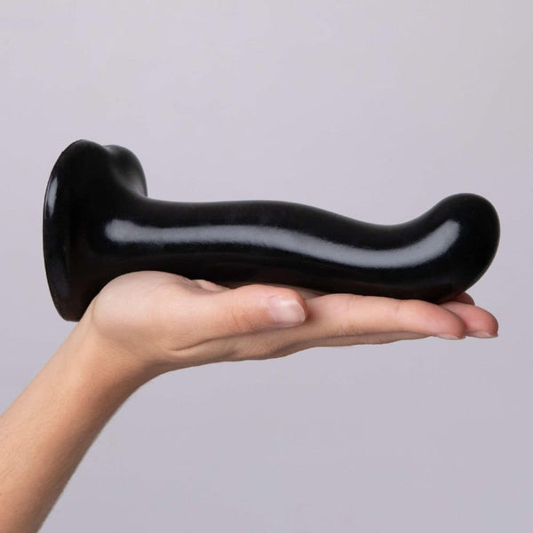 Dildo Point P&G de Strap-On-Me en silicone noir, avec courbure ergonomique pour stimuler le Point G et le Point P. Ventouse puissante pour une fixation sur surface plane et une utilisation mains libres.