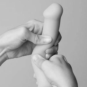 ildo Bendable Double Densité de STRAP-ON-ME, flexible et en silicone haute qualité pour une stimulation intense et personnalisée. Idéal pour un plaisir sur mesure avec confort et efficacité.