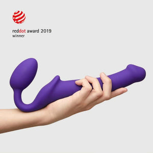 Le strap-on non vibrant, primé en 2019, combine silicone ultra-doux et cou flexible à mémoire de forme pour un confort exceptionnel. Il stimule simultanément le clitoris et le point G grâce à sa partie œuf. Son design ergonomique s’adapte parfaitement à votre anatomie pour une expérience unique. Souple et durable, il garantit une stimulation optimale.