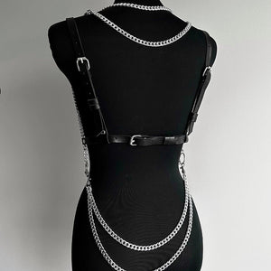 Harnais en cuir avec chaînes argentées pour femme, accessoire de mode body harness élégant et ajustable