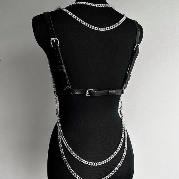 Harnais en cuir avec chaînes argentées pour femme, accessoire de mode body harness élégant et ajustable