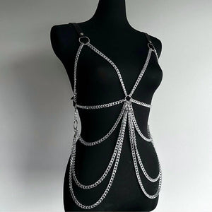 Harnais en cuir avec chaînes argentées pour femme, accessoire de mode body harness élégant et ajustable