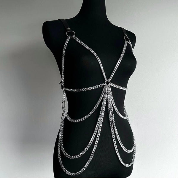 Harnais en cuir avec chaînes argentées pour femme, accessoire de mode body harness élégant et ajustable