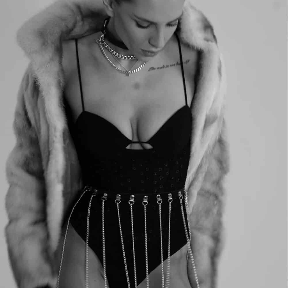 Harnais de taille en cuir noir avec chaînes longues métalliques tombantes, style lingerie sexy
