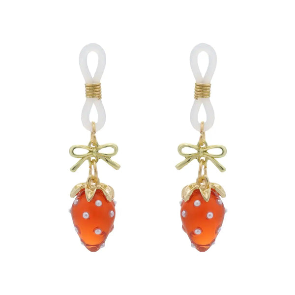 Pinces pour tétons Fraises de la marque Liebe Seele, ornées de breloques fraise rouges translucides et d’éléments dorés, présentées sur fond clair dans l’univers Brigade Mondaine Paris.