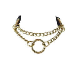 The Model Traitor Choker O en cuir noir et chaîne dorée à deux rangs avec anneau au milieu du rang inférieur chez Brigade Mondaine