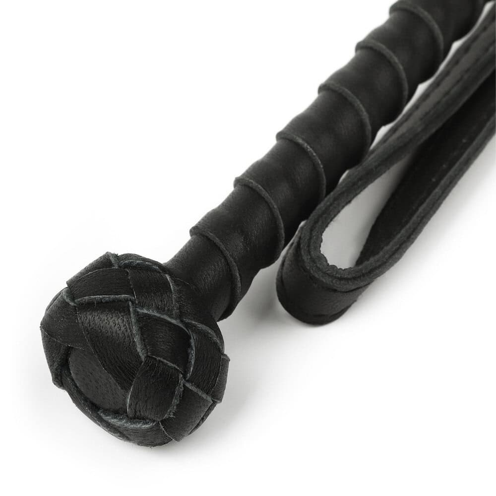 Cane Obediance en bois clair avec poignée en cuir noir et dragonne assortie, accessoire proposé par Brigade Mondaine Paris.