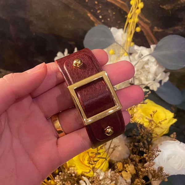 Bracelet Square Slide Stacking Merlot en cuir, ajustable de 17 à 20 cm. Confectionné à la main avec cuir de vachette tanné végétal et laiton plaqué or. Design rock chic avec boucle carrée.