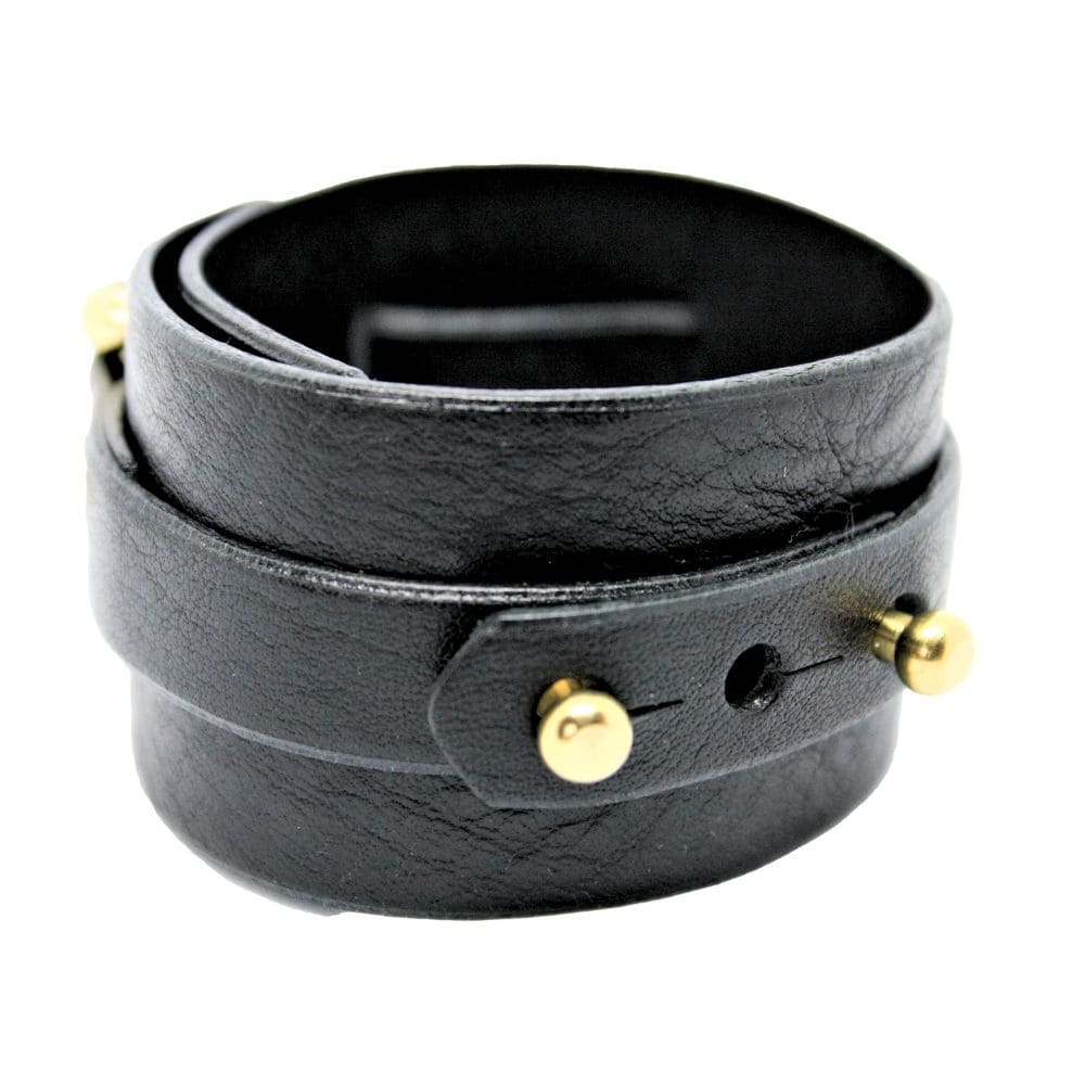 Packshot sur fond blanc de la menotte wide D stacking en cuir noir de Una Burke.