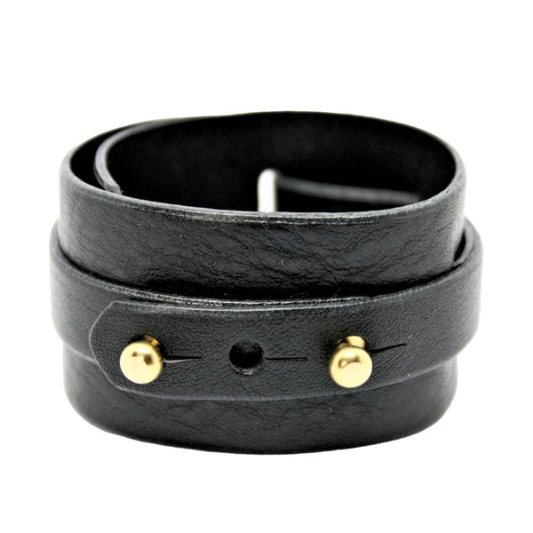 Packshot sur fond blanc de la menotte wide D stacking en cuir noir de Una Burke.