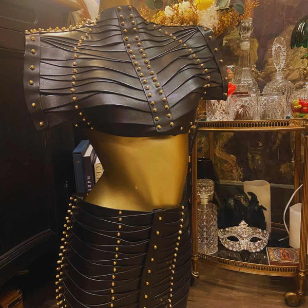 Veste sculpturale Bossue en cuir noir, signée Úna Burke, portée par Michelle Yeoh dans Star Trek Discovery. Cuir de vachette tanné végétal, raccords en laiton plaqué or, vis en laiton. Confectionnée à la main en Irlande.