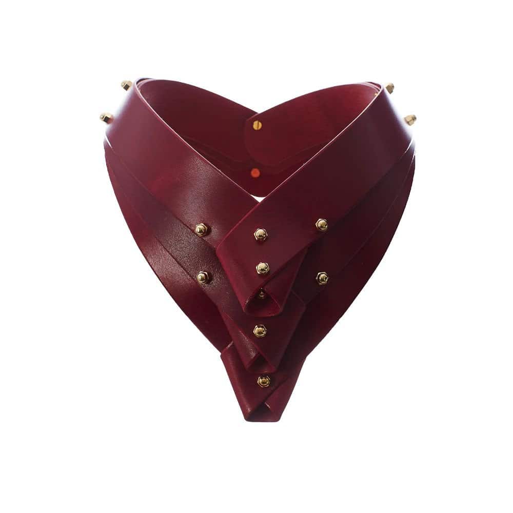 Packshot sur fond blanc du collier Turned de Una Burke en cuir bordeaux de face.