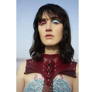 Femme dehors portant un haut Una Burke en cuir rouge.