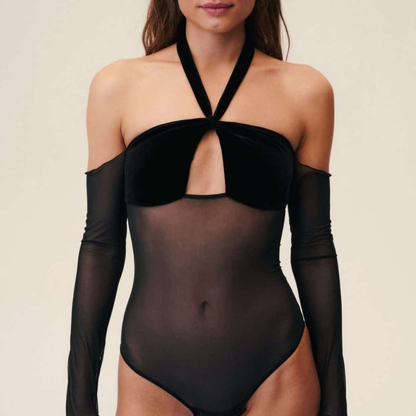 Détail d'une Photo d'une Femme de Devant portant un Body en résille avec Soutien-Gorge Croisé autour du Cou Opaque couleur Noir