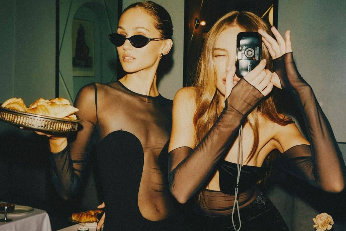 Photo de 2 Femmes de Devant portant une Robe avec Empiècements en Résille et Viscose à Manches Longues couleur Noir et un Body en résille avec Soutien-Gorge Croisé autour du Cou Opaque couleur Noir