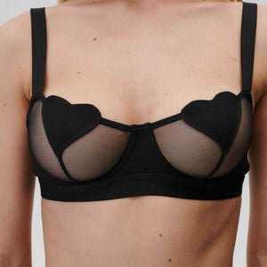 Détail sur le Soutien-Gorge d'une Photo d'une Femme de Devant portant un Soutien-Gorge et un String en résille couleur Noir