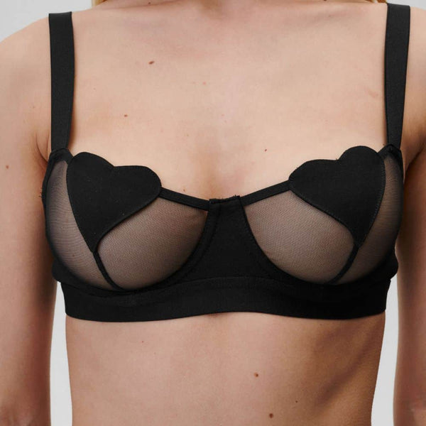 Détail sur le Soutien-Gorge d'une Photo d'une Femme de Devant portant un Soutien-Gorge et un String en résille couleur Noir