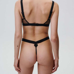 Photo d'une Femme de Dos portant un Soutien-Gorge et un String en résille couleur Noir