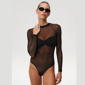 Body noir transparent Undress Code Stay Simple porté par un modèle, coupe minimaliste et manches longues, sélection Brigade Mondaine Paris.