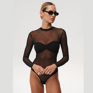 Body noir transparent Undress Code Stay Simple porté par un modèle, coupe minimaliste et manches longues, sélection Brigade Mondaine Paris.