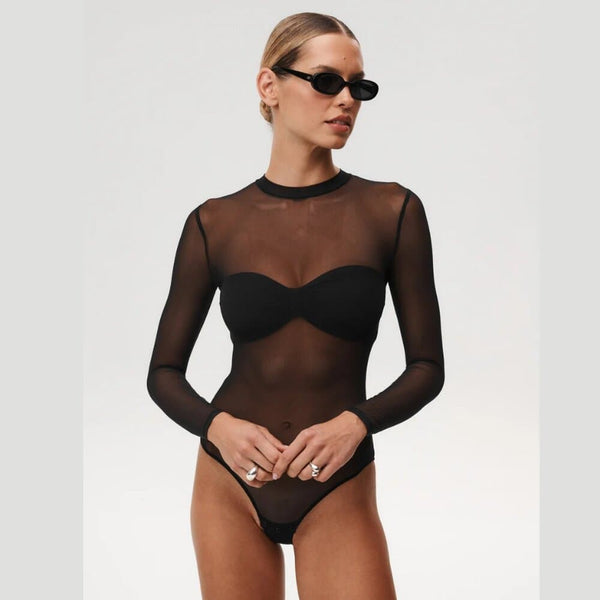 Body noir transparent Undress Code Stay Simple porté par un modèle, coupe minimaliste et manches longues, sélection Brigade Mondaine Paris.