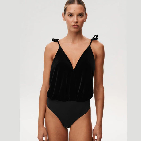 Body noir Undress Code Once in a Blue Moon porté par un modèle, coupe fluide et décolleté plongeant, sélection Brigade Mondaine Paris.