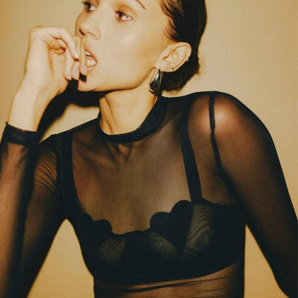 Body noir Undress Code Stay Simple porté par trois modèles souriants, jeu de transparence et lignes sobres, sélection Brigade Mondaine Paris.
