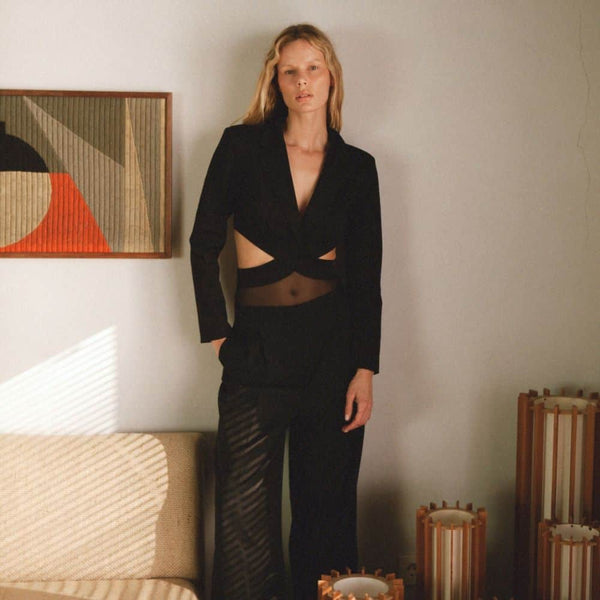 Photo d'une Femme de Devant portant un Body Blazer avec résille et Croisé avec un Pantalon couleur Noir