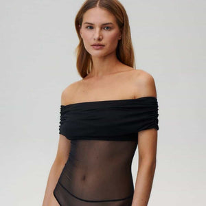 Photo d'une Femme de Devant portant un Body Epaules Nues en Résille avec un Drapé en Viscose Opaque au niveau de la Poitrine et des Bras couleur Noir