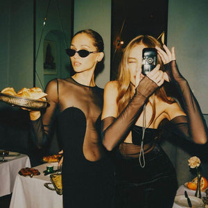 Photo de 2 Femmes de Devant portant une Robe avec Empiècements en Résille et Viscose à Manches Longues couleur Noir et un Body en résille avec Soutien-Gorge Croisé autour du Cou Opaque couleur Noir