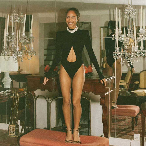 Body Undress Code sexy, féminin et élégant vendu par Brigade Mondaine. Porté avec un collier en perles et des talons aiguilles noirs.