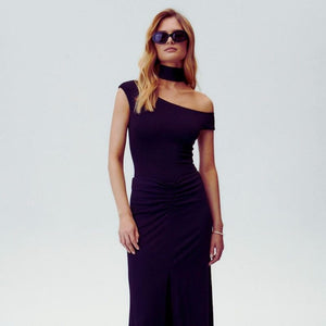 Photo d'une Femme de Devant portant un Body Opaque Asymétrique et une Jupe Longue couleur Noir