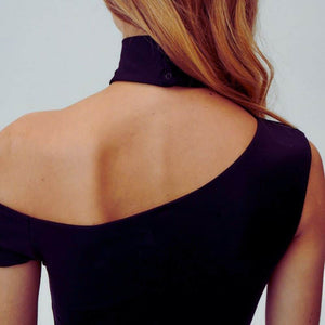 Détail sur la Coupe d'une Photo d'une Femme de Dos portant un Body Opaque Asymétrique et une Jupe Longue couleur Noir