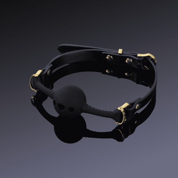 Image sur fond noir du bâillon buccal coeur noir.