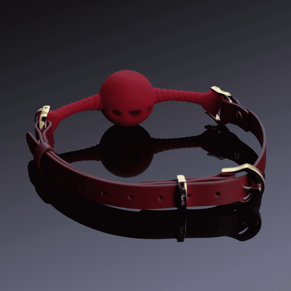 Image sur fond noir du bâillon buccal coeur rouge.